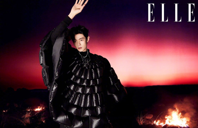 Обои картинки фото мужчины, xiao zhan, актер, пончо, жест, костер