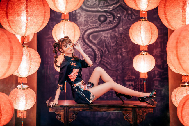 Обои картинки фото девушки, - азиатки, азиатка, поза, фонарики