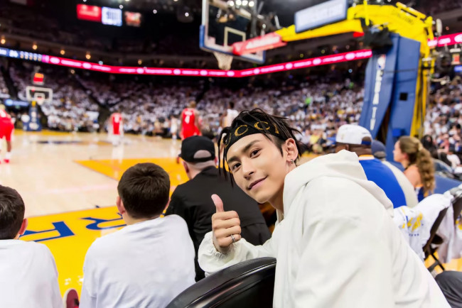 Обои картинки фото мужчины, gong jun | simon gong, zhang, zhehan, стадион, люди, игра