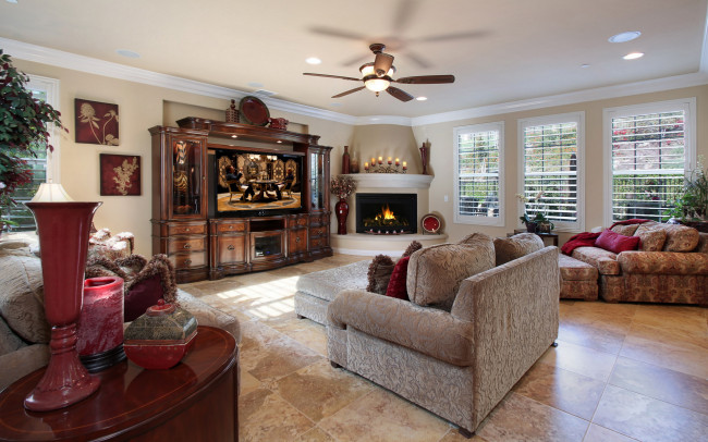 Обои картинки фото интерьер, гостиная, камин, свечи, телевизор, мягкий, уголок