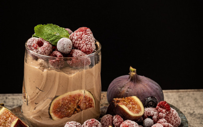Обои картинки фото еда, мороженое,  десерты, кофейный, десерт, ягоды, инжир, малина