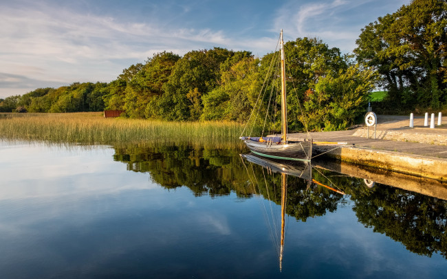 Обои картинки фото корабли, лодки,  шлюпки, река, камыши, лодка, парусная