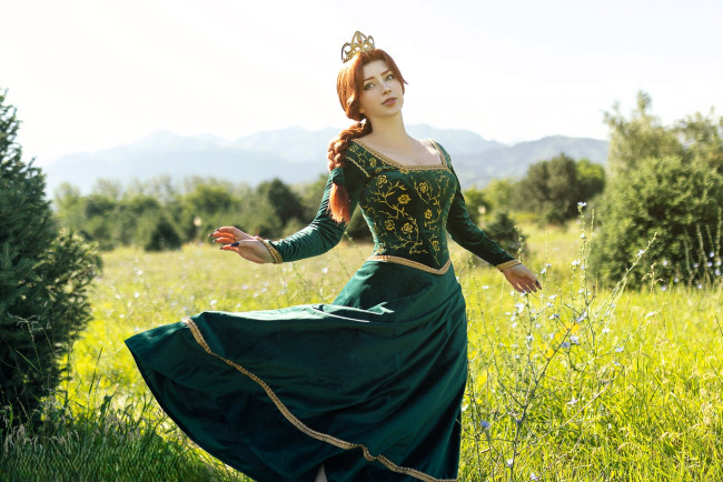 Обои картинки фото девушки, мария давыдова , lady melamory, образ, косплей, наряд, костюм, платье, лужайка, деревья