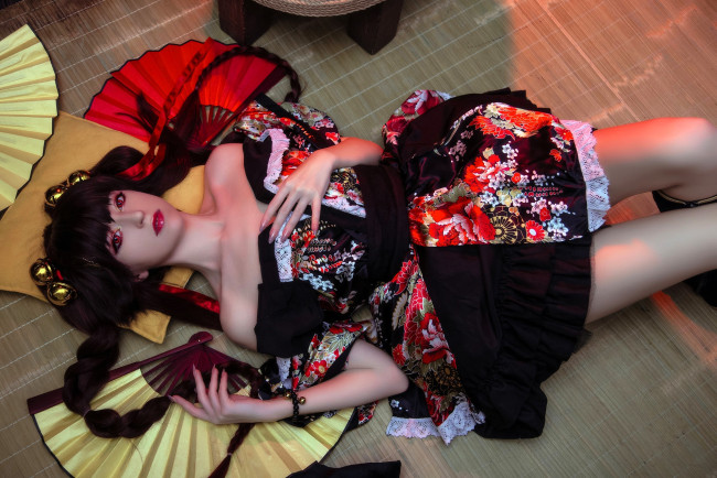 Обои картинки фото девушки, momo, образ, косплей, наряд, костюм, веера