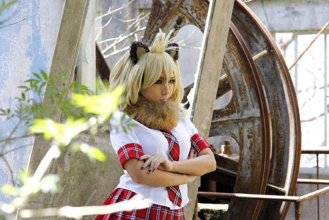 Обои картинки фото девушки, nonsummerjack, косплей, образ, наряд, ушки, мех, форма, развалины