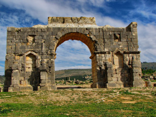 Картинка gate volubilis roman ruins morocco africa города исторические архитектурные памятники