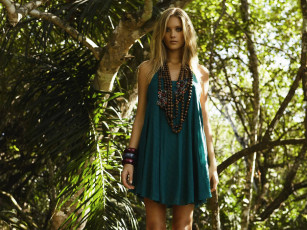 Картинка Adriana+Volpe девушки   девушка блондинка бусы браслеты джунгли природа