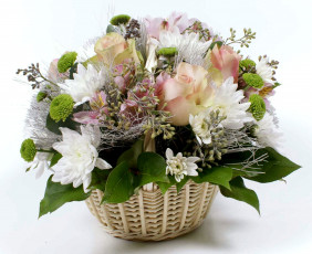 Картинка цветы букеты композиции альстромерия хризантемы роза корзина