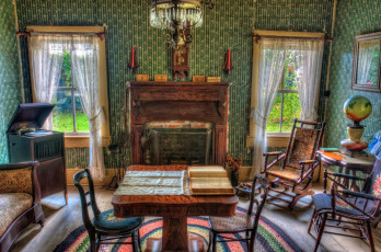 Картинка интерьер гостиная окна камин стулья патефон стол