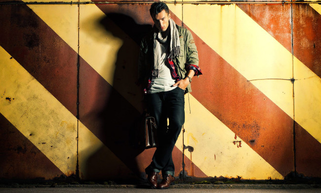 Обои картинки фото мужчины, unsort, стена, парень, портфель, шарф