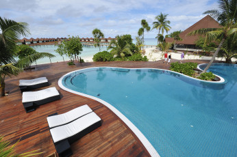 Картинка интерьер бассейны открытые площадки тропики пляж пальмы бунгало мальдивы