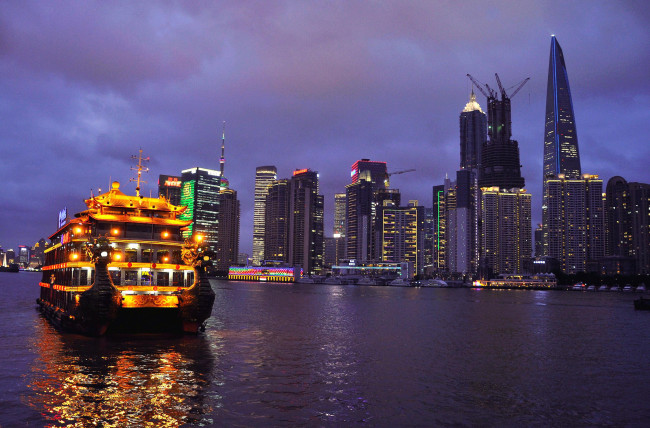 Обои картинки фото город, города, шанхай, китай, огни, корабль, вода, дома, ночь