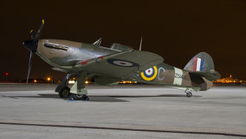 Картинка hawker+hurricane авиация боевые+самолёты самолёт стоянка аэродром ночь