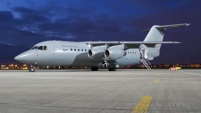Обои картинки фото bae 146 c3, авиация, пассажирские самолёты, ночь, самолёт, аэродром, стоянка