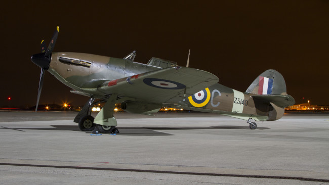 Обои картинки фото hawker hurricane, авиация, боевые самолёты, самолёт, стоянка, аэродром, ночь