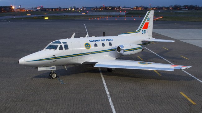 Обои картинки фото sabreliner, авиация, пассажирские самолёты, самолёт, полоса, аэродром