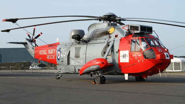 Обои картинки фото sea king, авиация, вертолёты, вертолёт, аэродром, полоса