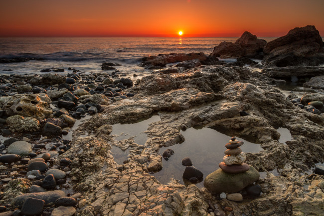 Обои картинки фото природа, восходы, закаты, океан, рассвет, солнце, камни, горизонт, англия