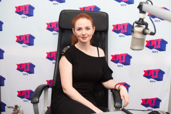 Картинка музыка тату рыжая певица елена катина улыбка микрофон кресло