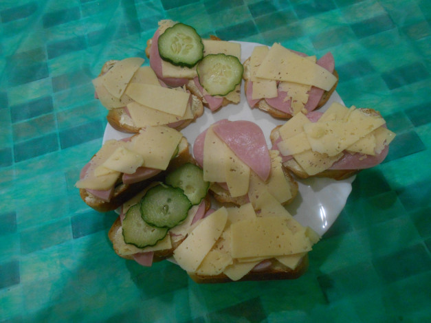 Обои картинки фото еда, бутерброды,  гамбургеры,  канапе, колбаса, сыр, хлеб, огурцы