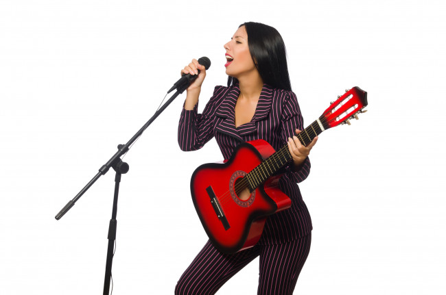 Обои картинки фото музыка, -другое, микрофон, костюм, белый, фон, гитара, взгляд, прическа, брюнетка, макияж, девушка