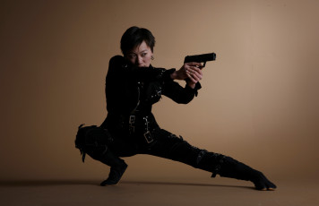 Картинка девушки -+девушки+с+оружием девушка фон униформа пистолет