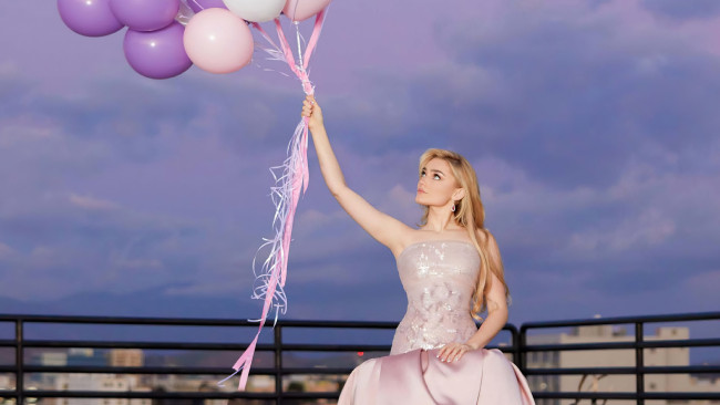 Обои картинки фото девушки, meg donnelly, блондинка, шарики