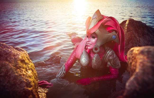 Обои картинки фото девушки, - креатив,  косплей, koi, nami, cosplay, league, of, legends, море, камни