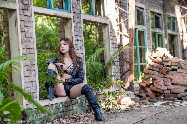 Обои картинки фото девушки, - девушки с оружием, куртка, сапоги