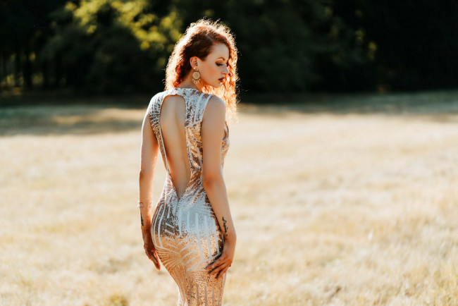 Обои картинки фото девушки, - рыжеволосые и разноцветные, платье, тату