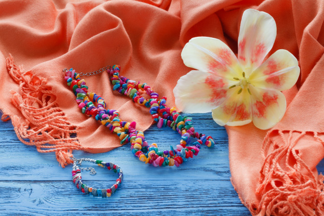 Обои картинки фото разное, украшения,  аксессуары,  веера, украшение, бусы, цветок, тюльпан