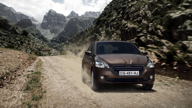 Обои картинки фото автомобили, peugeot, пежо, коричневый, дорога, горы
