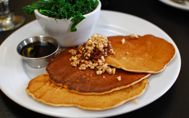 Обои картинки фото еда, блины,  оладьи, соус, оладьи, зелень