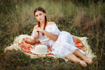 обоя девушки, - рыжеволосые и разноцветные, трава, шляпа, платье, косы, надежда, третьякова