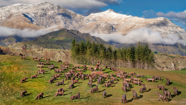 Обои картинки фото разное, рельефы,  статуи,  музейные экспонаты, фотография, trey, ratcliff, животные, статуя, горы, деревья, природа, эрроутаун, регион, oтаго, южный, остров, новая, зеландия