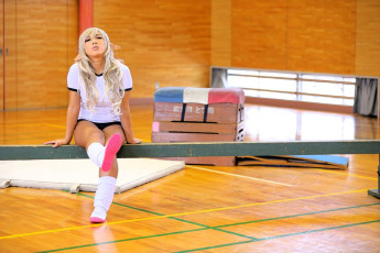 обоя девушки, nonsummerjack, образ, косплей, эльфийка, ушки, футболка, шорты, спортзал, бревно