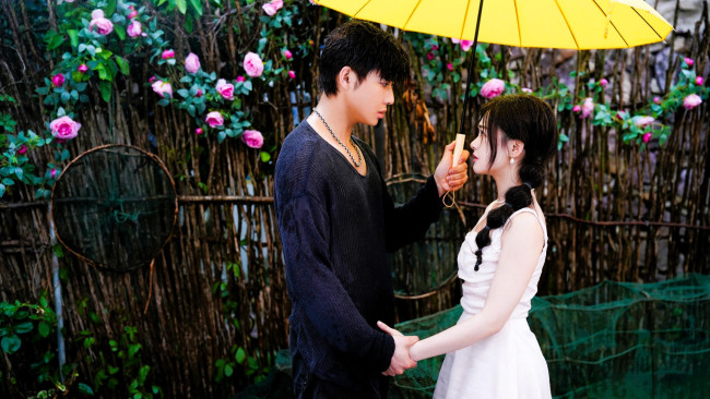 Обои картинки фото кино фильмы, rainkissed fate, парень, девушка, зонт, забор, розы