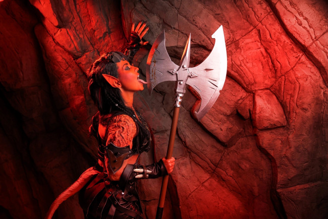 Обои картинки фото девушки, анна шаховская, образ, косплей, демонесса, скала, алебарда