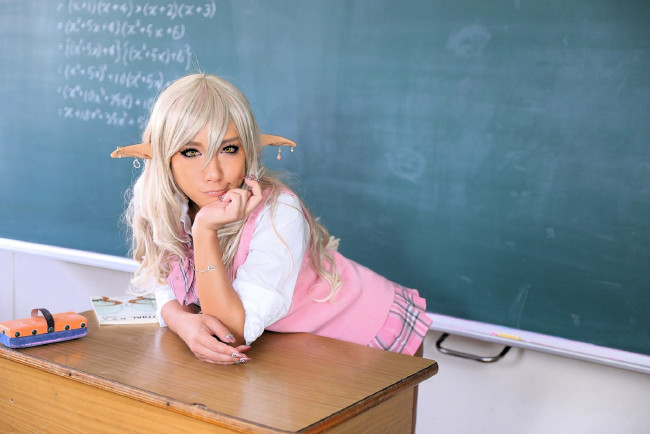 Обои картинки фото девушки, nonsummerjack, образ, косплей, эльфийка, ушки, форма, доска, стол, школа