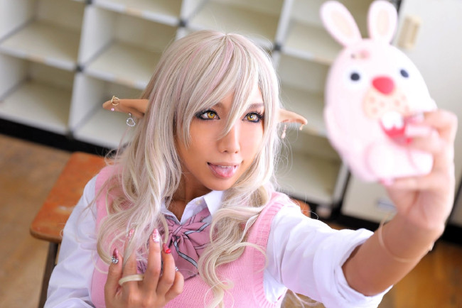 Обои картинки фото девушки, nonsummerjack, образ, косплей, эльфийка, ушки, форма, гаджет, полки, парты, школа