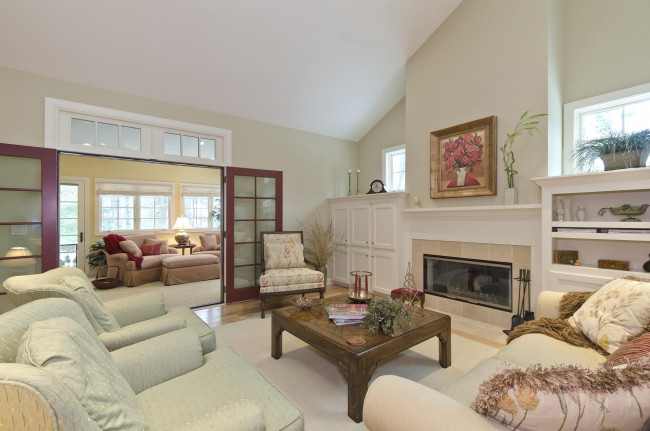 Обои картинки фото интерьер, гостиная, камин, картина, столик, диван