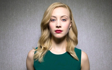 Картинка девушки sarah+gadon сара гэдон блондинка актриса взгляд серый фон