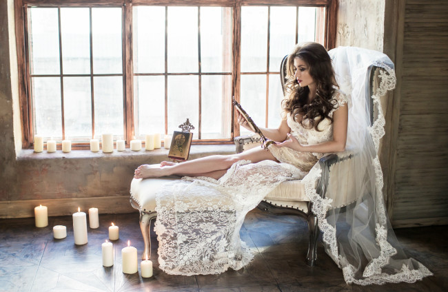 Обои картинки фото девушки, -unsort , брюнетки,  шатенки, свечи, кресло, зеркало, кружева, брюнетка, настроение, окно