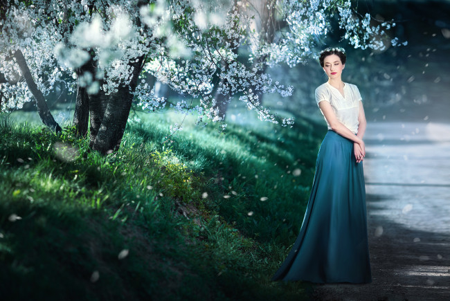 Обои картинки фото девушки, -unsort , брюнетки,  шатенки, красавица, вишня, барышня, веночек, весна, брюнетка, наряд