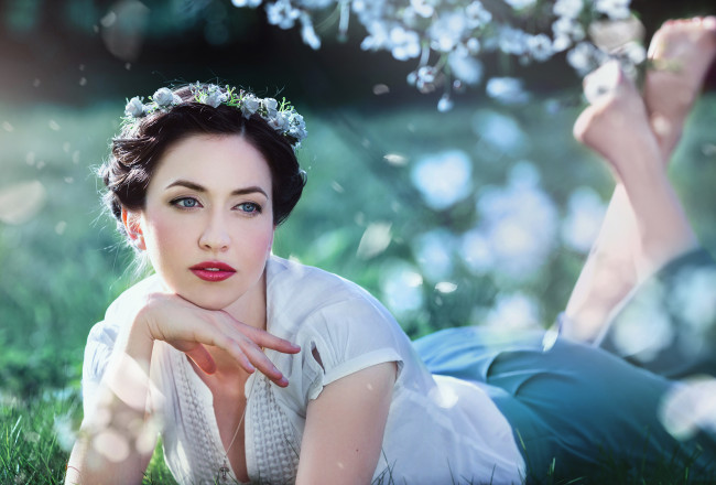 Обои картинки фото девушки, -unsort , брюнетки,  шатенки, образ, веночек, брюнетка, весна, вишня, красавица