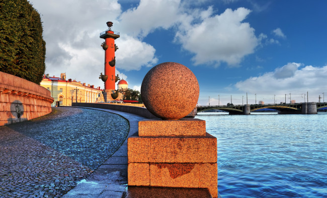 Обои картинки фото города, санкт-петербург,  петергоф , россия, ростральные, колонны, нева, река, набережная, невы, гранит, сфера, шар, рассвет