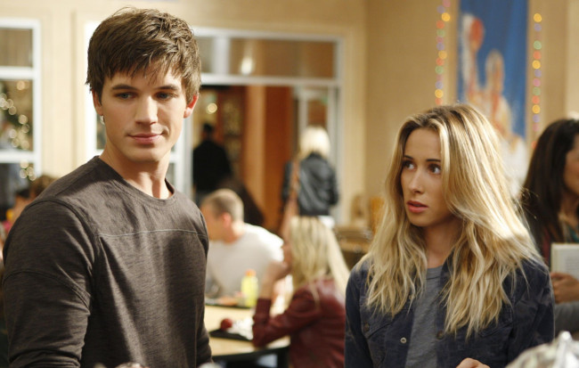 Обои картинки фото кино фильмы, 90210, кафе, блондинка, лиам, курт, беверли, хилз