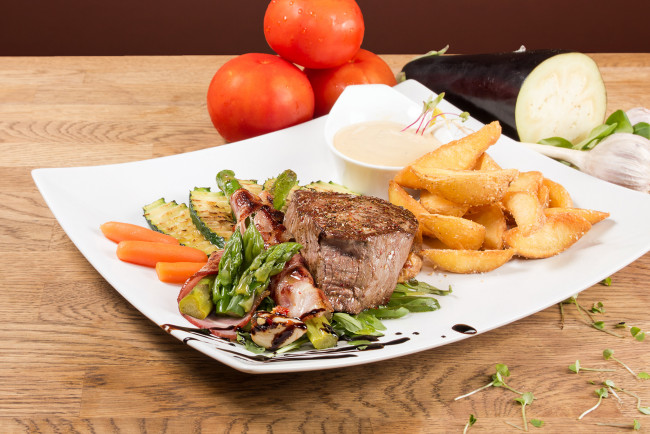 Обои картинки фото еда, мясные блюда, снедь, томаты, помидоры