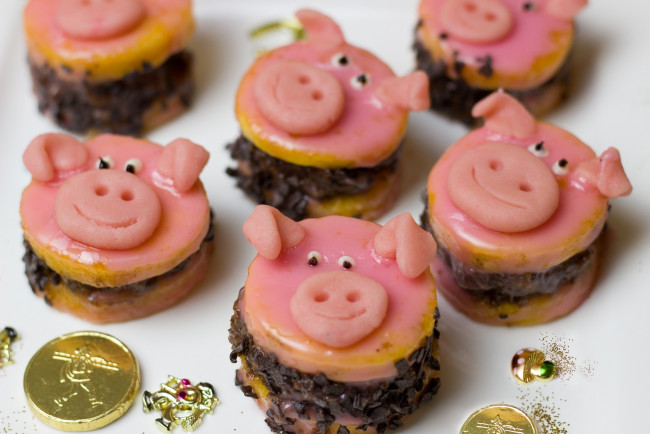 Обои картинки фото еда, пирожные,  кексы,  печенье, поросята, забавные