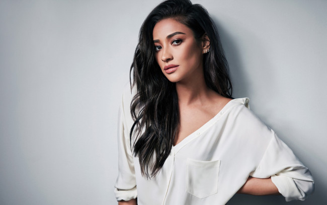 Обои картинки фото девушки, shay mitchell, взгляд
